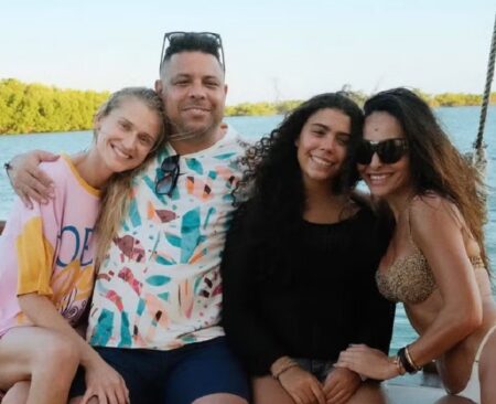 Ronaldo Fenômeno e Sabrina Sato curtem fim do ano em Santa Cruz Cabrália