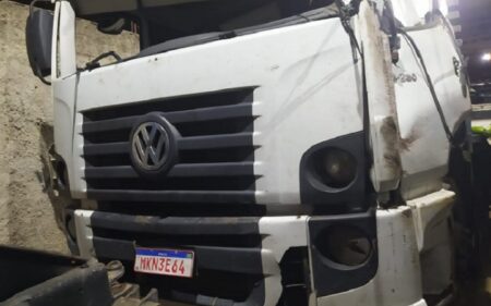 Motorista de caminhão morre em acidente na ‘curva da tarifa’ na BR-101