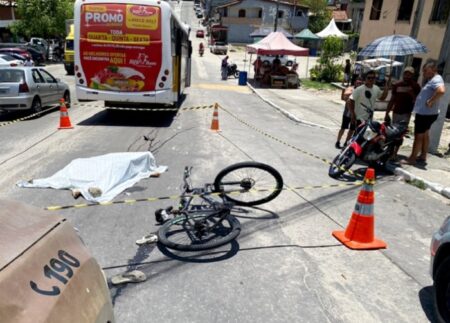 Idoso de 72 anos morre após ser atingido por motociclista no centro de Eunápolis