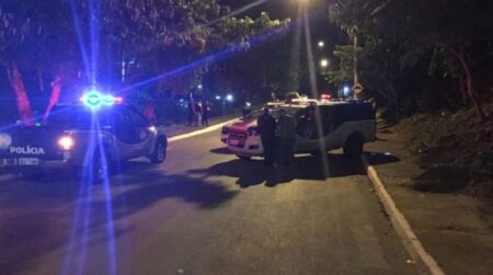 Homem é morto a tiros enquanto caminhava em avenida