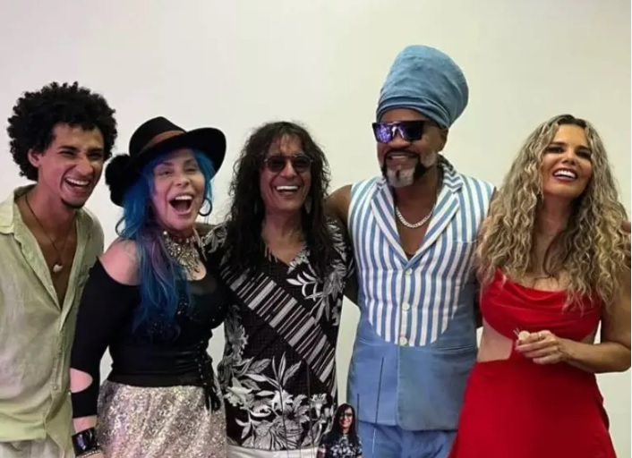 Ao comemorar 61 anos, Luiz Caldas é homenageado por Carlinhos Brown e Baby do Brasil