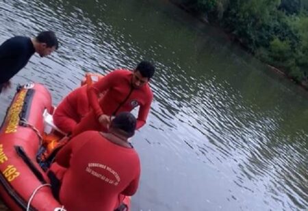 Bombeiros intensificam buscas por jovem que desapareceu após afogamento em rio