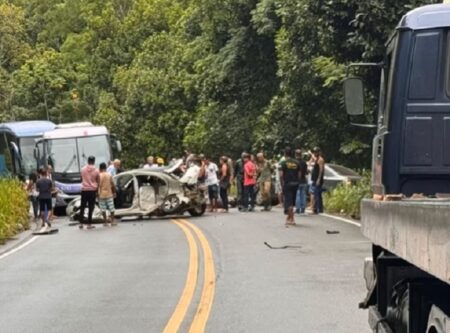 Acidente deixa mãe e filho mortos e três feridos na BA-270