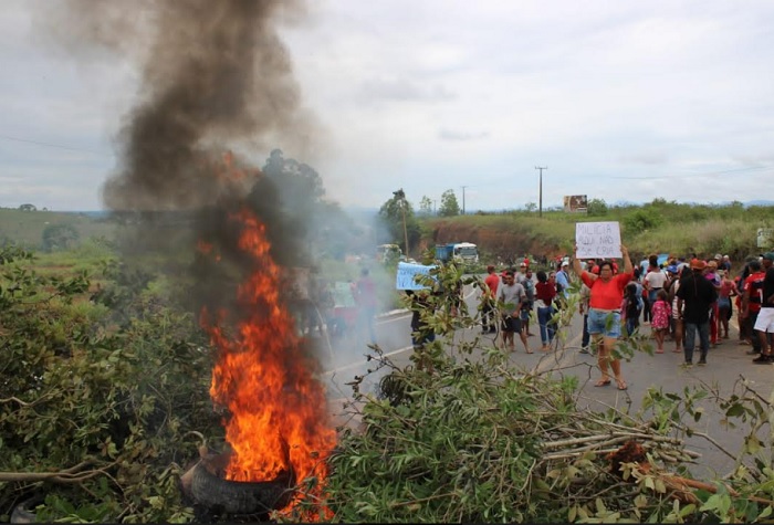 MST fecha BR-101 em protesto após ataque a indígenas na Bahia