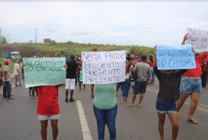 MST fecha BR-101 em protesto após ataque a indígenas na Bahia