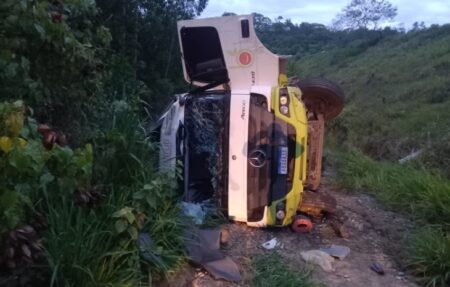 Motorista embriagado capota caminhão na BR-101 no Extremo Sul