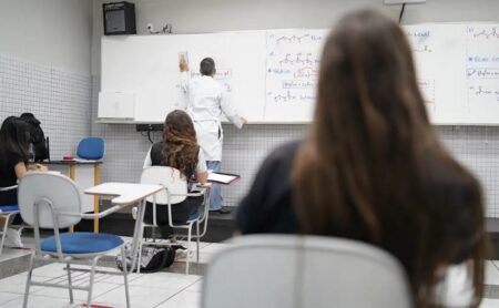 Pé-de-Meia: Estudantes de baixa renda receberão R$ 2 mil por ano no ensino médio