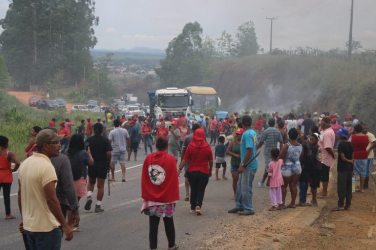 Indígenas fazem protesto na BR-101 exigindo justiça e celeridade na demarcação de territórios