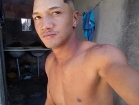 Jovem assassinado a tiros e golpes de madeira dentro de casa em distrito