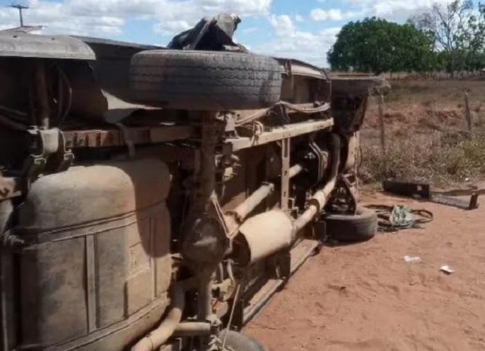 Acidente de van em rodovia deixa dois mortos e seis feridos na Bahia