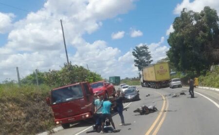 Mototaxista perde a vida em colisão com carreta na BR-101