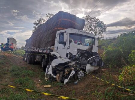 Colisão entre carro e caminhão provoca a morte de mãe e filho na BR-116