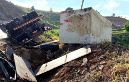 Eunápolis: carreta com carga de granito tomba na BR-101; motorista é socorrido