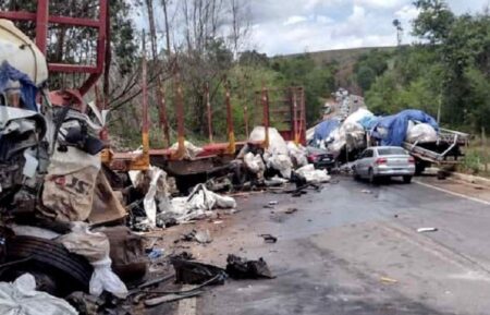 Colisão entre carretas deixa dois mortos e um ferido próximo a Itabela