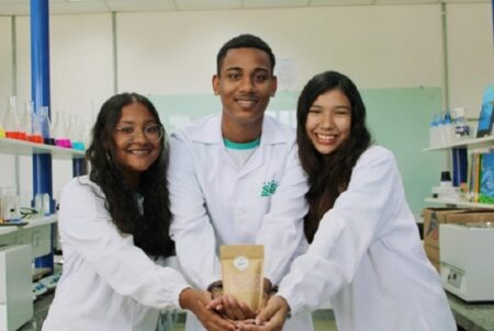 Estudantes do Sul da Bahia transformam casca de caranguejo em fertilizante