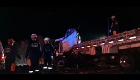 Colisão entre caminhão e ônibus de turismo deixa 25 mortos e 5 feridos na BA