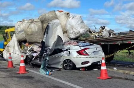 Colisão entre caminhão de sucata e carro deixa quatro mortos em rodovia na BA