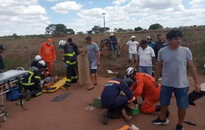 Acidente de van em rodovia deixa dois mortos e seis feridos na Bahia