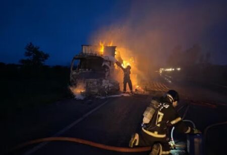 Homem morre carbonizado em colisão entre carro e caminhão em rodovia na BA