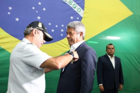 Governador Jerônimo Rodrigues recebe Medalha Mérito Tamandaré no Porto de Salvador