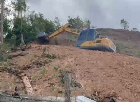 Máquinas da Prefeitura de Itamaraju são flagradas trabalhando em sítio de secretário de Obras