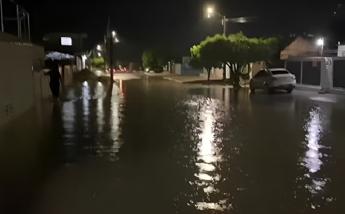 Chuvas intensas provocam caos urbano, desafiando moradores em cidade na BA