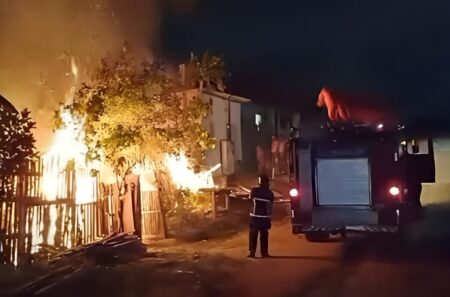 Homem embriagado provoca incêndio na residência da companheira em Eunápolis