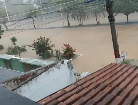 Defesa Civil emite alerta após tempestade causar estragos em Ilhéus