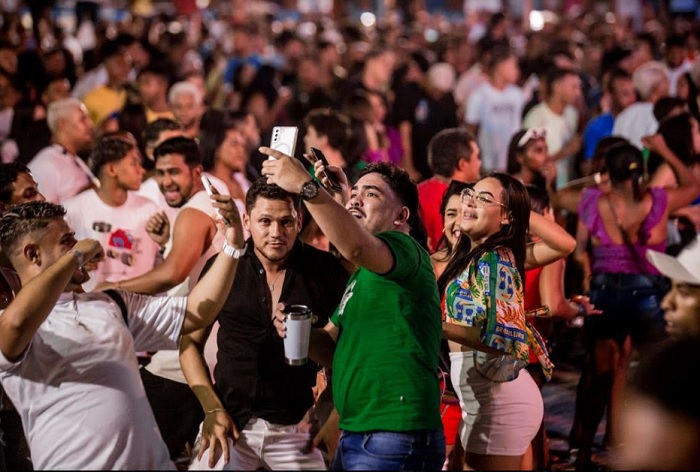 Clima de Réveillon toma conta de Cabrália na primeira noite de festa; veja fotos