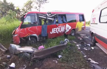 Acidente com micro-ônibus de pacientes na BR-324 deixa 11 feridos na Bahia
