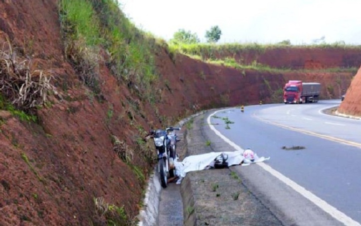 Acidente de moto resulta em uma vítima fatal e um ferido na BR-101