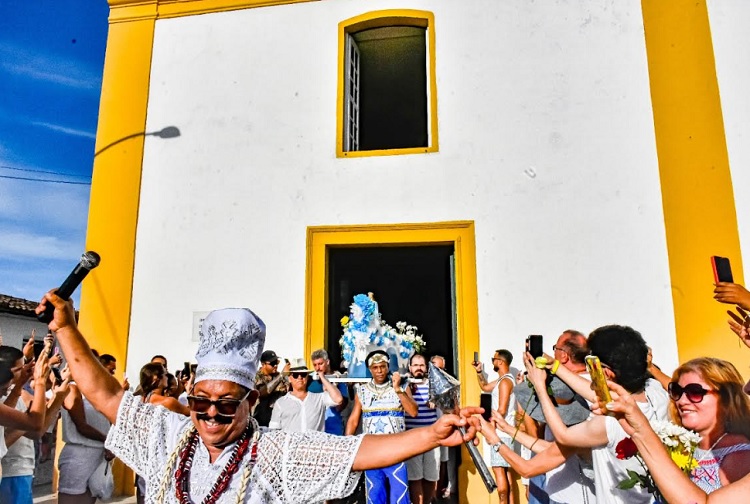 Multidão celebra 23ª Festa de Iemanjá com show do Olodum em Arraial d'Ajuda