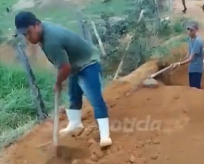 Moradores de distrito reconstroem ponte e acusam prefeito de Itamaraju de esconder máquinas