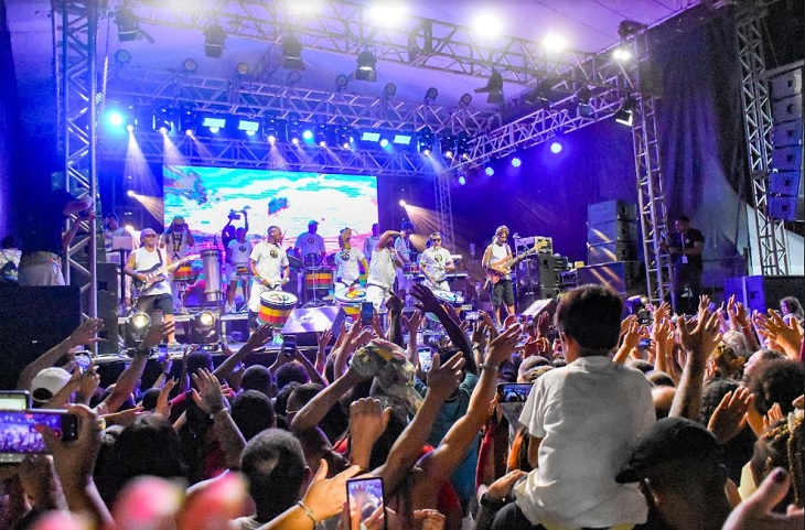 Multidão celebra 23ª Festa de Iemanjá com show do Olodum em Arraial d'Ajuda