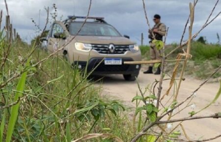 Polícia investiga execução de jovem encontrado morto à beira de estrada no Extremo Sul