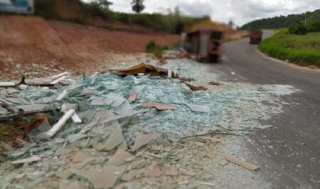 Motorista escapa ileso após caminhão carregado de vidros tombar em Itamaraju