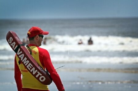 Turista mineiro morre afogado em praia de Mucuri durante atividades esportivas