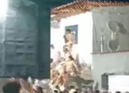 VÍDEO: Sacada de prédio desaba durante carnaval deixando vários feridos em Mucuri