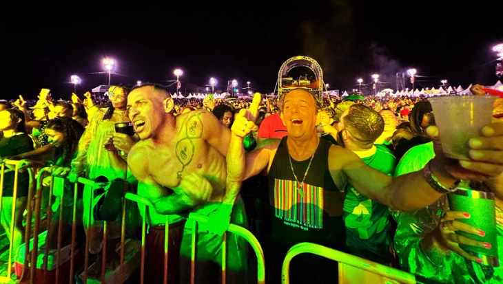 Show de Edson Gomes encanta multidão na Arena Praia da Barra em Mucuri