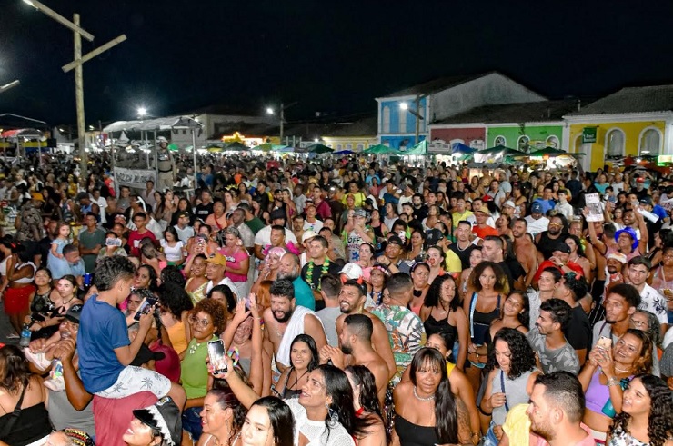 Multidão de foliões transforma Porto Seguro em um mar de alegria com a Vingadora