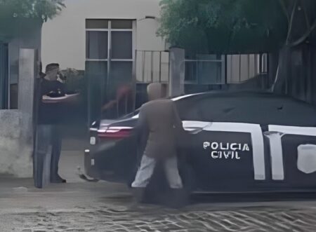 Ex-capitão da PM surta e depreda viatura da Polícia Civil no sul da Bahia