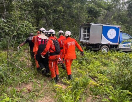 Queda de avião deixa três mortos e desafia resgate em área remota da BA