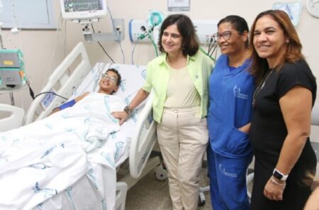 Ministra da Saúde destaca importância da prevenção durante visita a hospital referência contra Dengue em Salvador