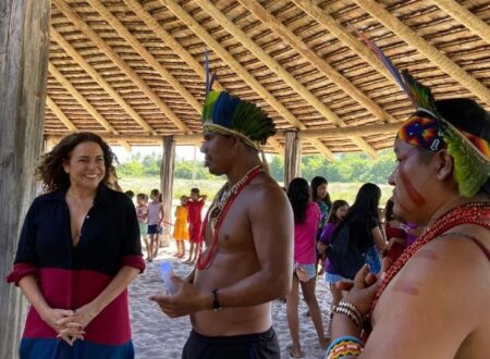 Daniela Mercury se engaja na defesa dos indígenas Pataxó durante visita a território Barra Velha