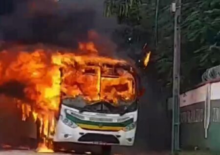 Ônibus da Viação Itamaraju pega fogo deixando moradores assustados