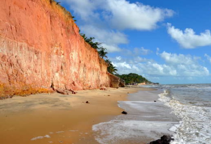 Corpo de homem é encontrado com sinais de violência em praia de Prado