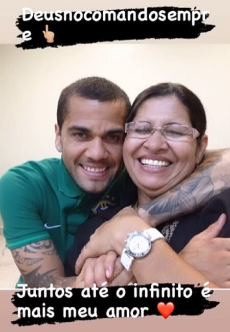 Ex-jogador Daniel Alves é solto após pagamento de fiança; mãe comemora nas redes sociais