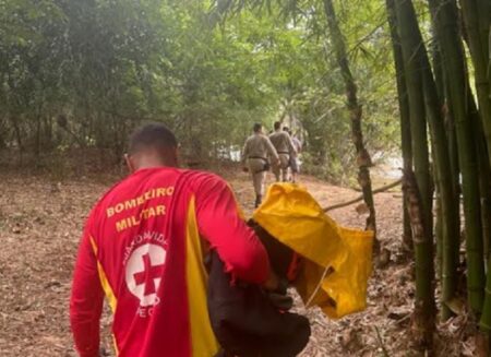 Bombeiros enfrentam correnteza forte para resgatar corpo no Rio Alcobaça