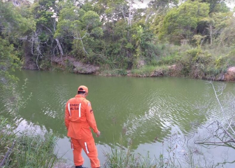 Garoto de 8 anos morre afogado durante pescaria em represa com o pai em Eunápolis