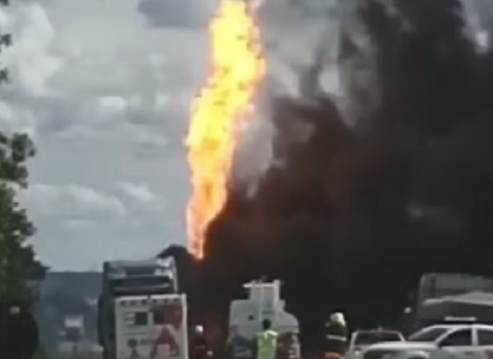 Motorista de caminhão morre carbonizado em engavetamento envolvendo quatro veículos na BA